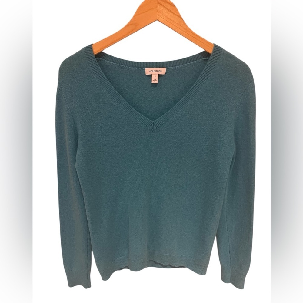 Nordstrom V-Neck blue cashmere Sweater size medium